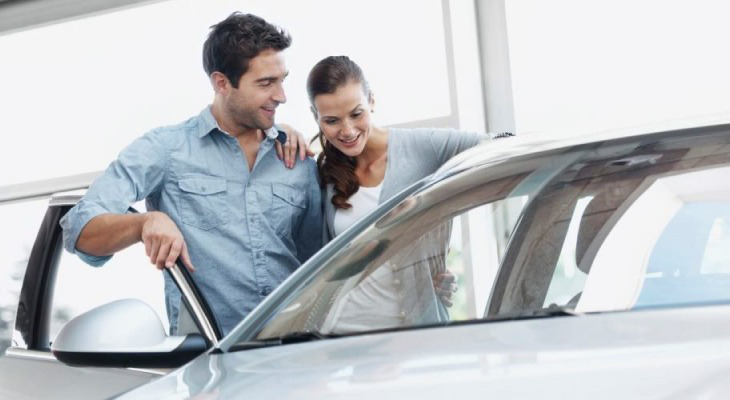 Kobieta i mężczyzna kupujący samochód